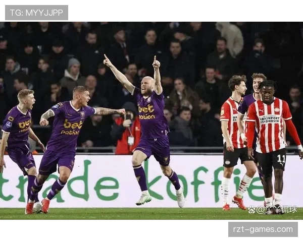 埃因霍温调整战术迎战强敌,力争巩固联赛榜首优势 埃因霍温调整战术迎战强敌,力争巩固联赛榜首优势