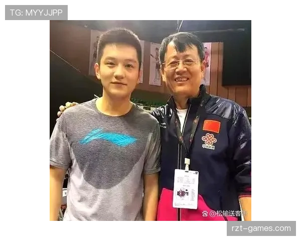 刘国梁和明星合照那会儿我只盯着他手腕的表——我家俩月菜钱估计买不了